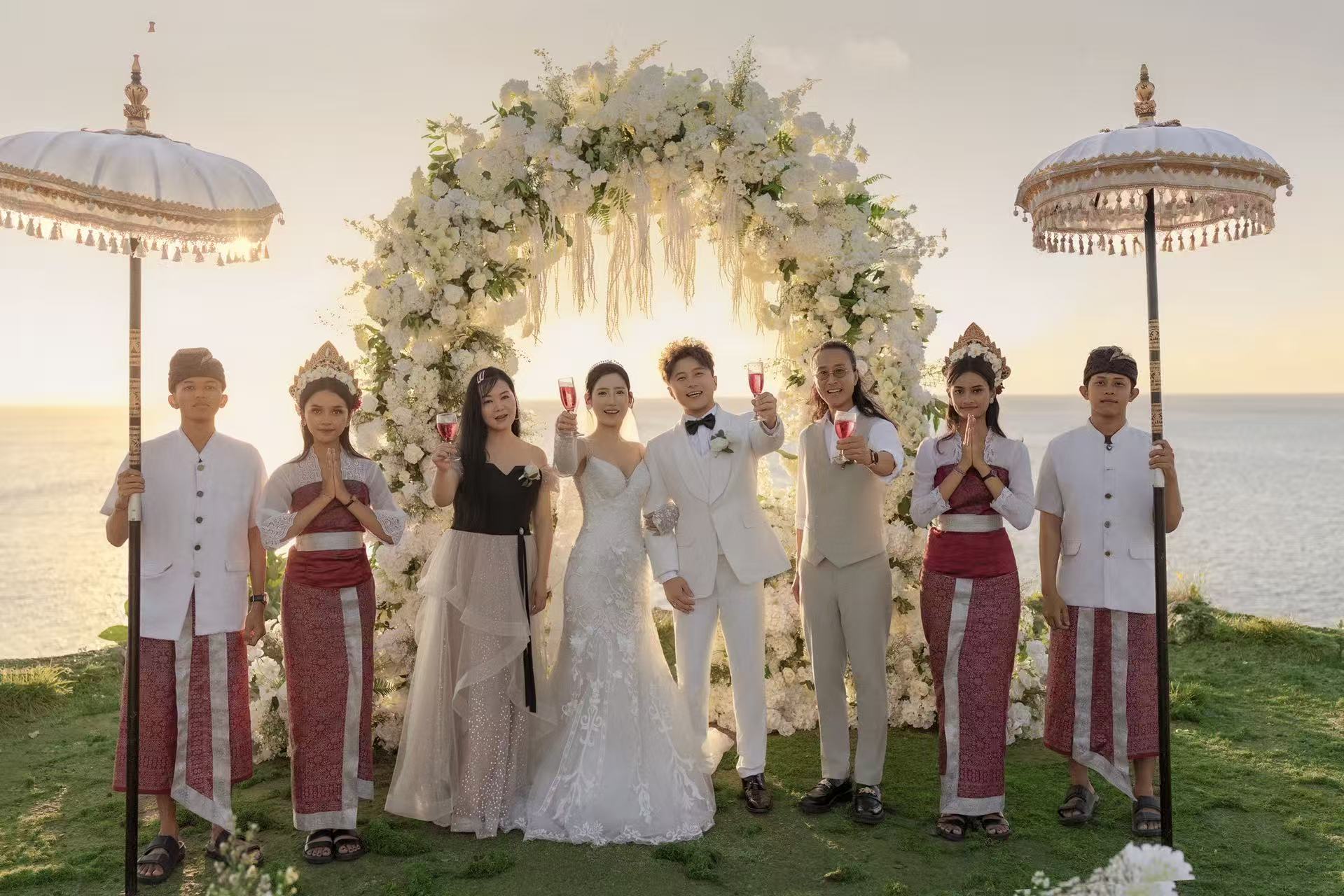 Golden Hour wedding inspiration by Journities