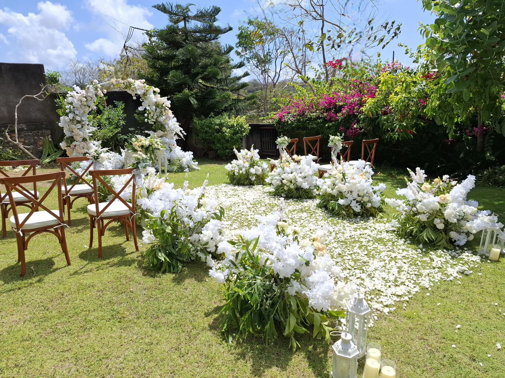 Pink & White Garden Engagement — photo 3